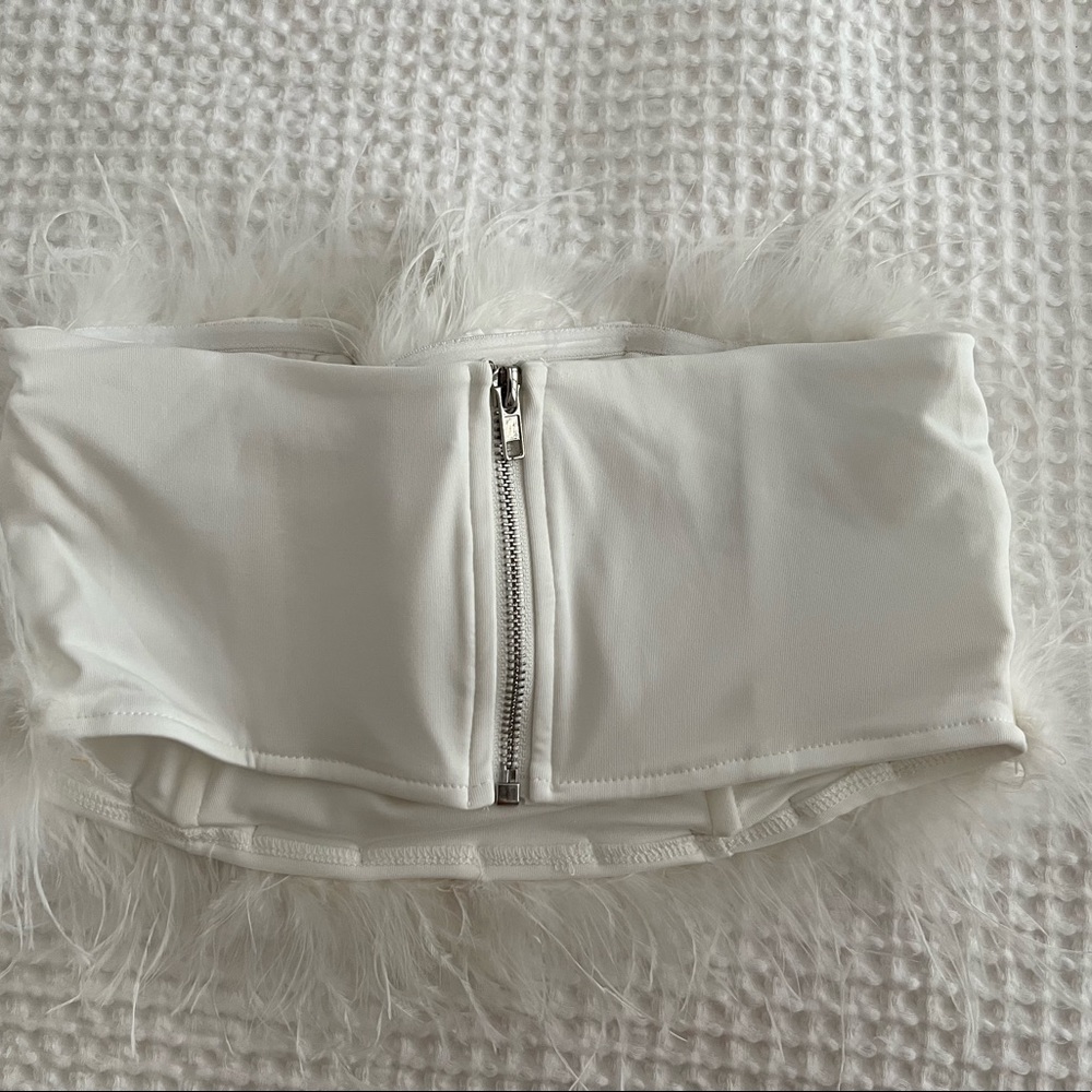 12th Tribe: CHANEL WHITE FAUX FEATHER TOP. - Picture 6 of 6